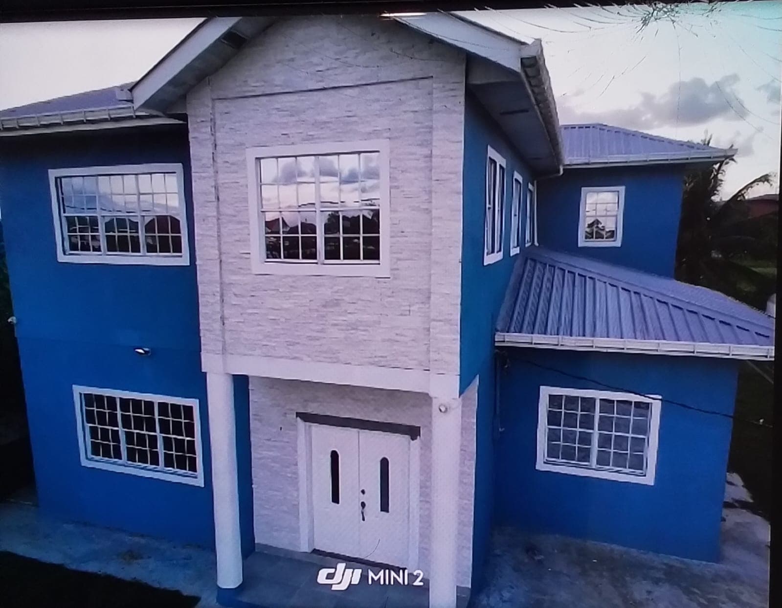 Modern 4-bedroom Home — photo 1