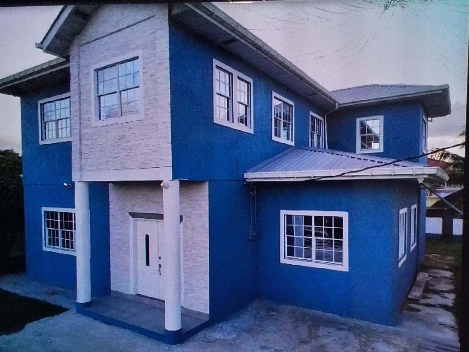 Modern 4-bedroom Home — photo 2
