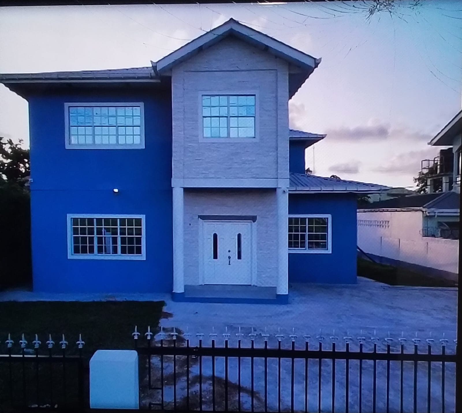 Modern 4-bedroom Home — photo 3
