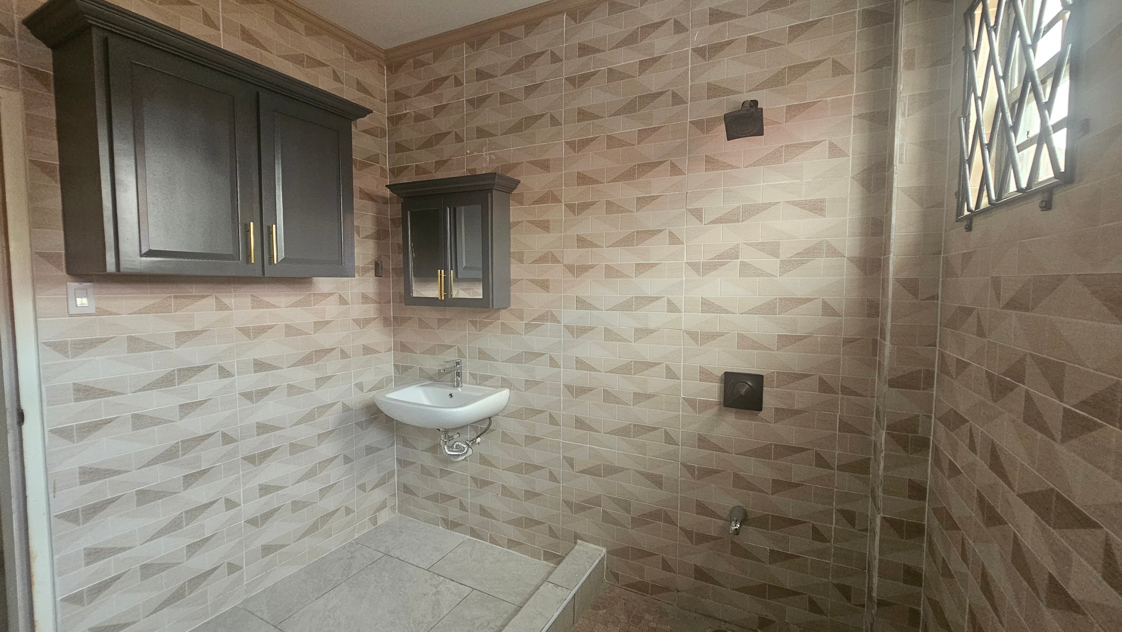 Spacious 3-bedroom Lower flat — photo 7