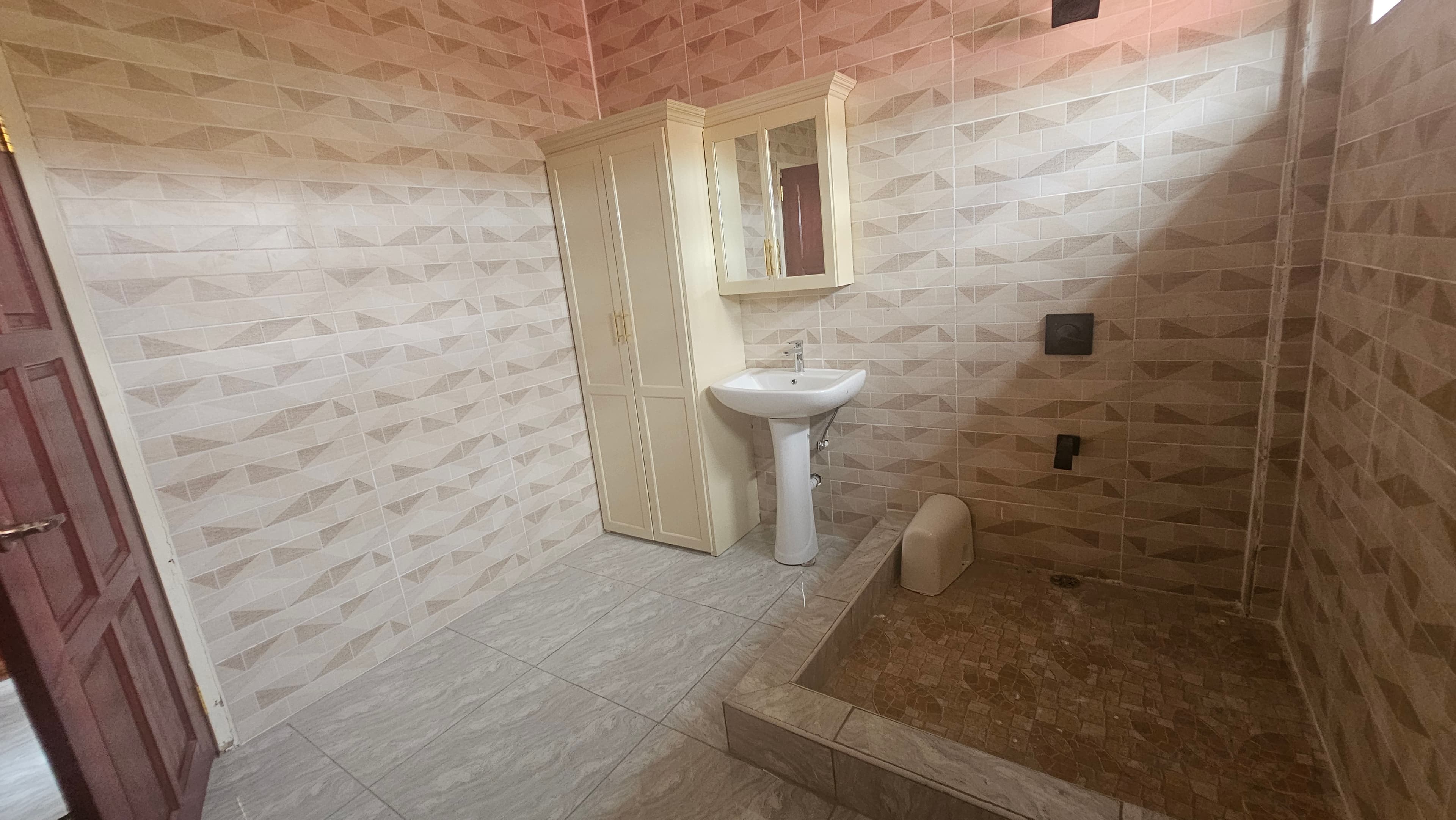 Spacious 3-bedroom upper flat — photo 8
