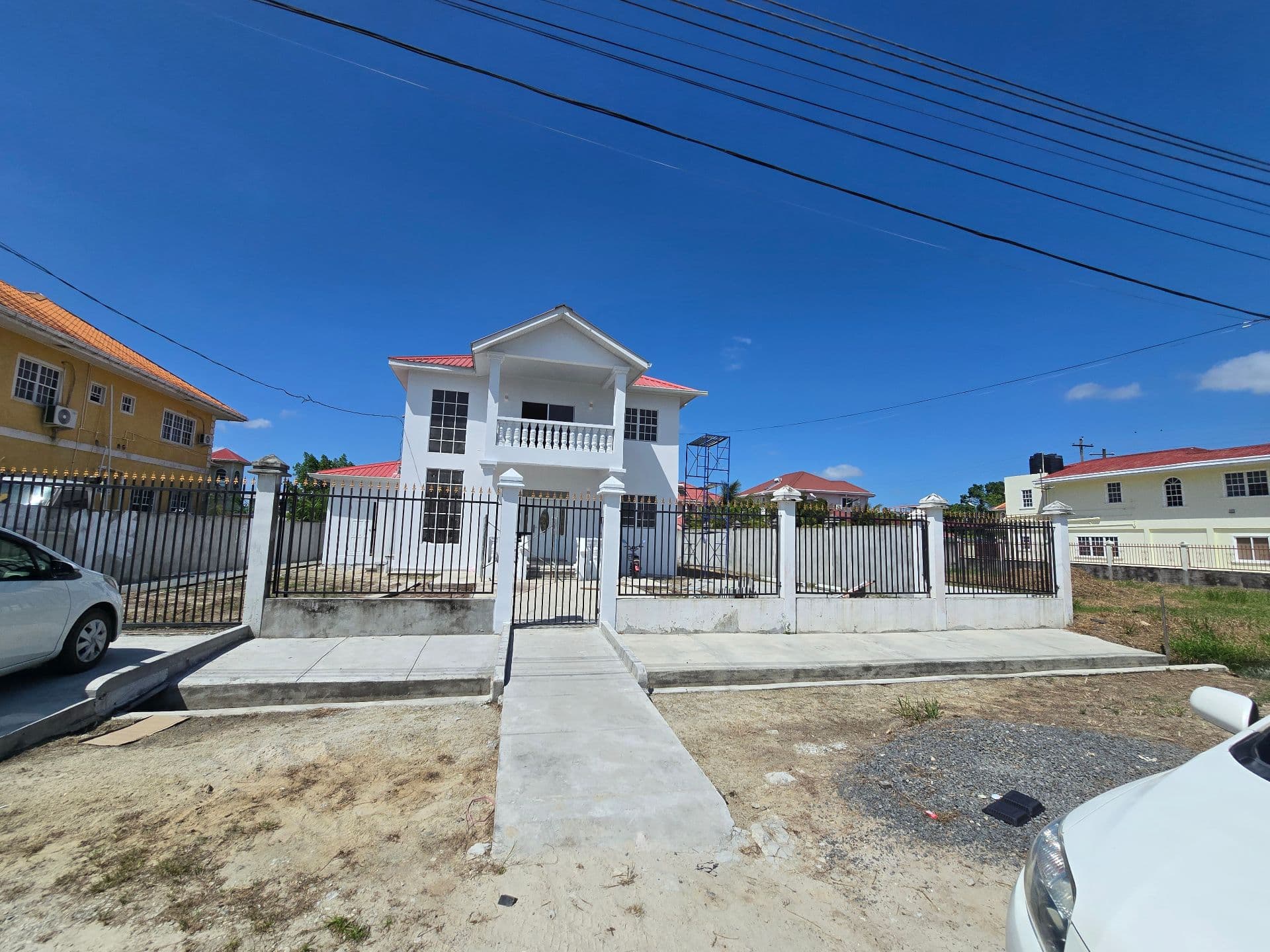 Comfort and Convenience: Modern House with AC and Generator — photo 1