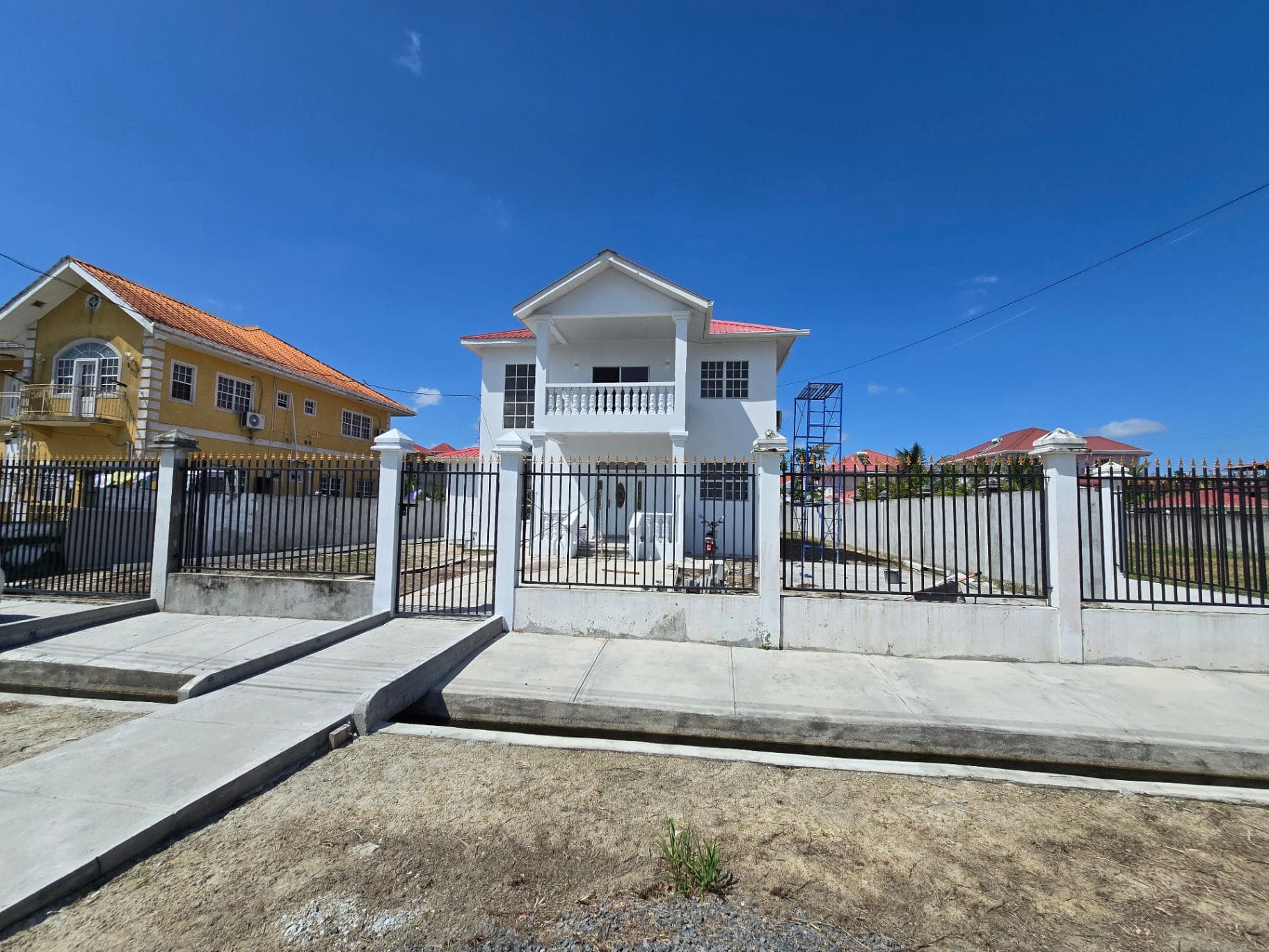 Comfort and Convenience: Modern House with AC and Generator — photo 2