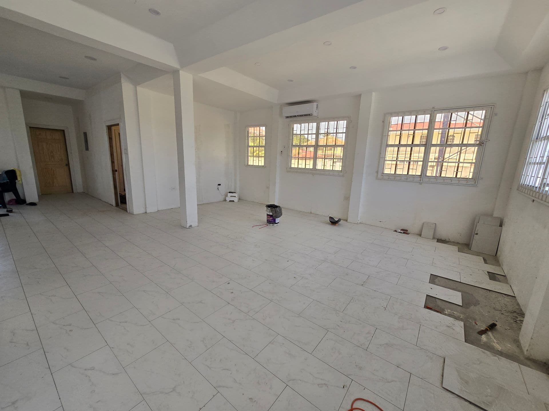 Comfort and Convenience: Modern House with AC and Generator — photo 3